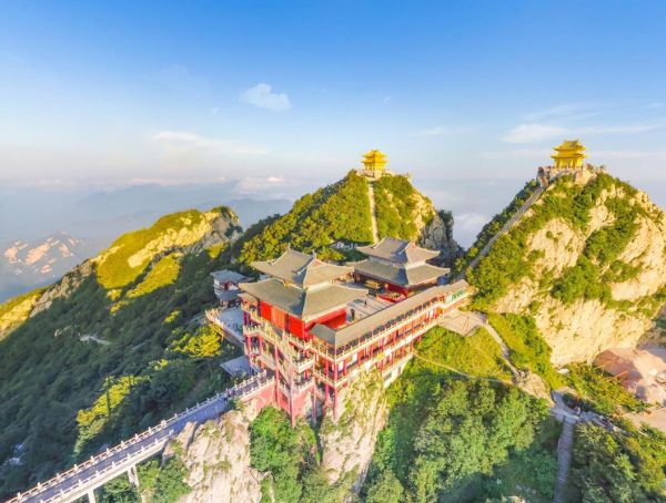 老君山在哪(想去领略一下它的壮丽景色)
