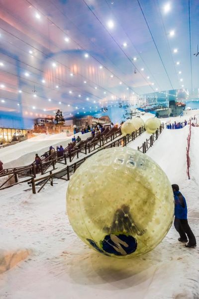 迪拜滑雪村(  迪拜滑雪村简直是现实版冰雪奇缘)