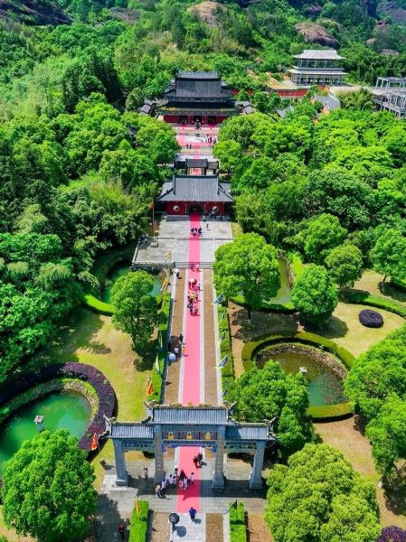 龙虎山风景区(龙虎山值得一去吗)