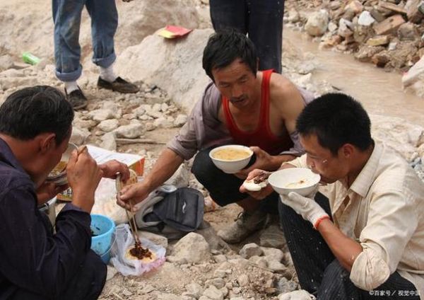 农民工的工地生活(他们真的吃饱了吗)