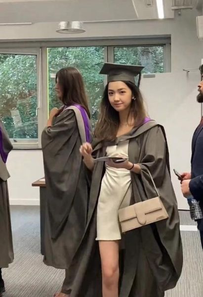 女生英国留学真实生活(  除了学习还有哪些精彩瞬间)