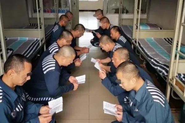 监狱真实生活(  犯人们之间是如何相处和互动的)
